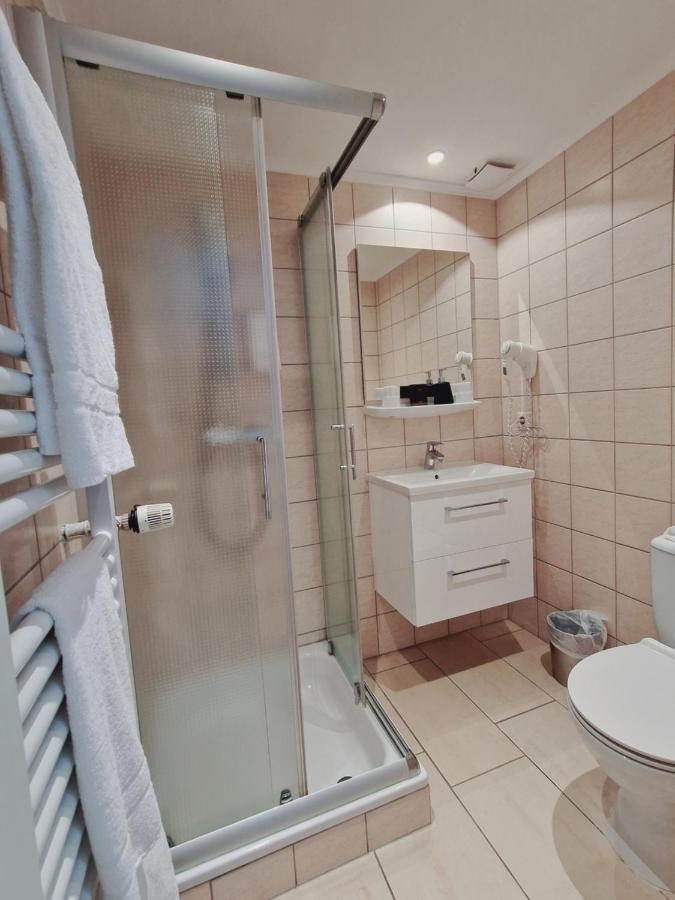 Bivius Hotel Restaurant Luxembourg Strassen Eksteriør bilde