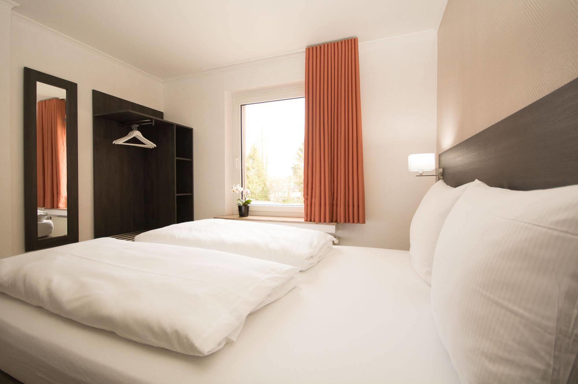 Bivius Hotel Restaurant Luxembourg Strassen Eksteriør bilde