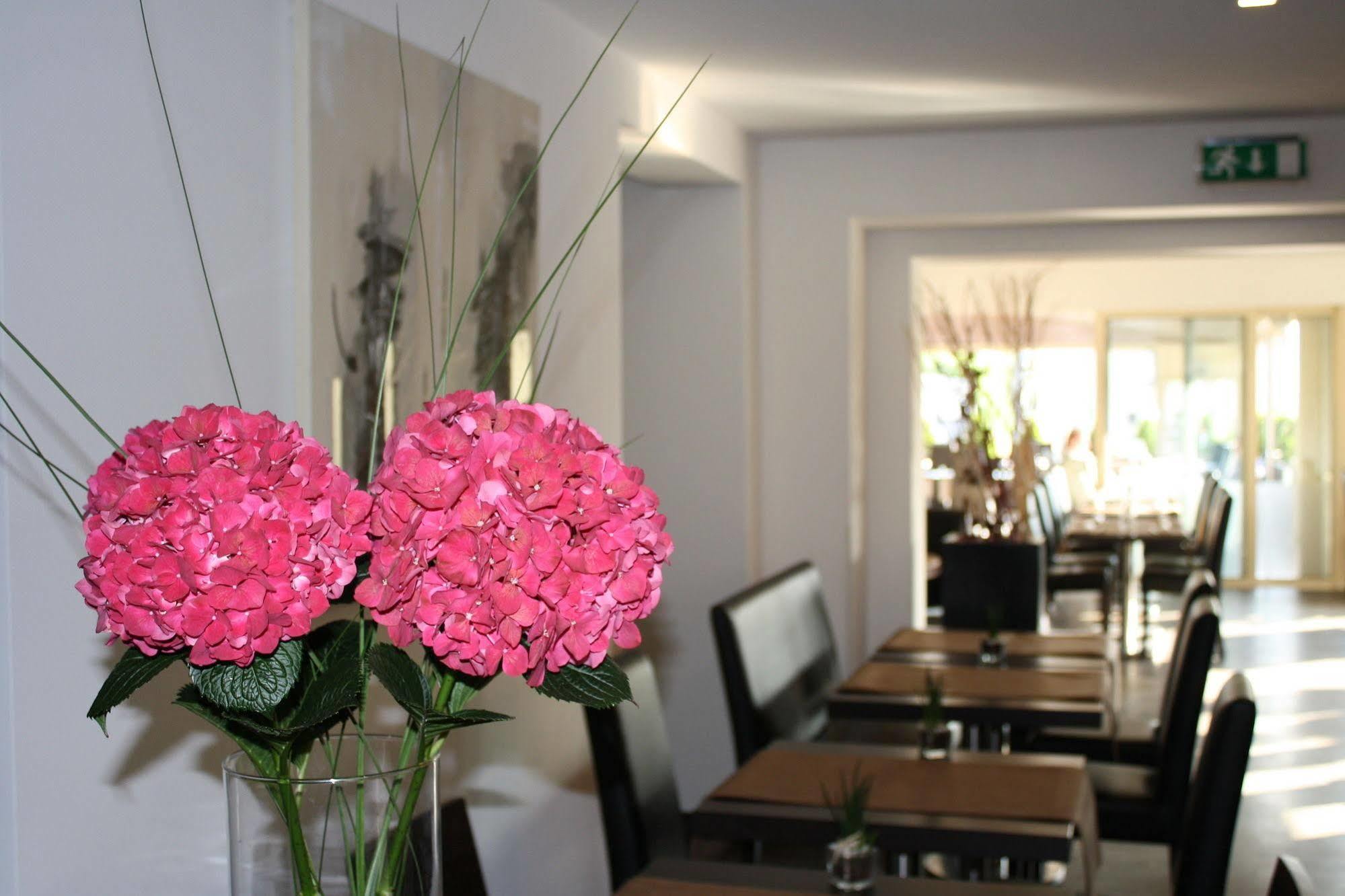 Bivius Hotel Restaurant Luxembourg Strassen Eksteriør bilde